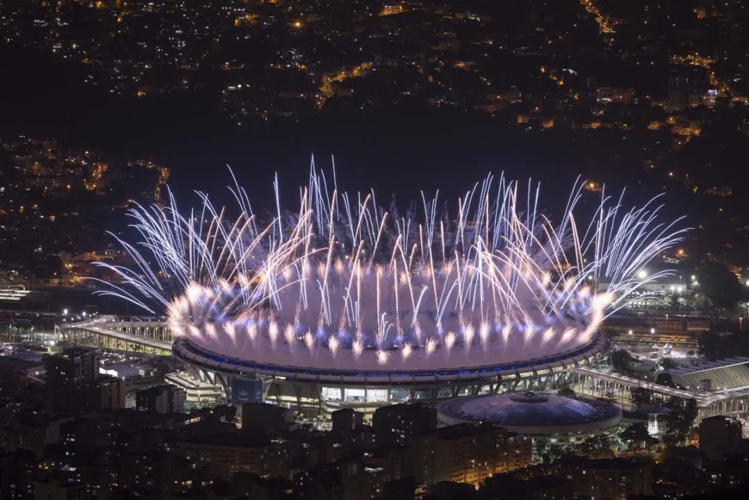 AP El estadio Maracaná con fuegos artificiales durante la Inauguración de Río