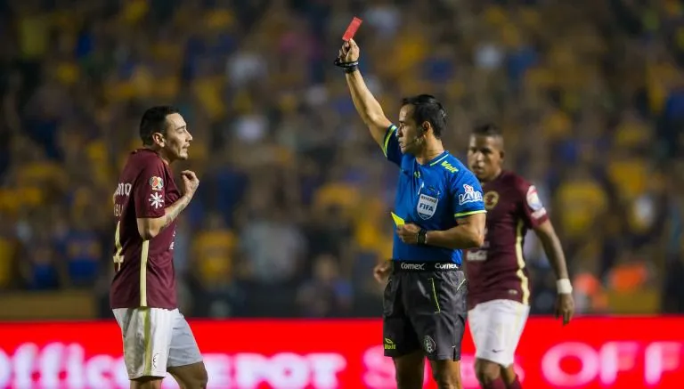 Rubens es expulsado durante la Final de Vuelta frente a Tigres