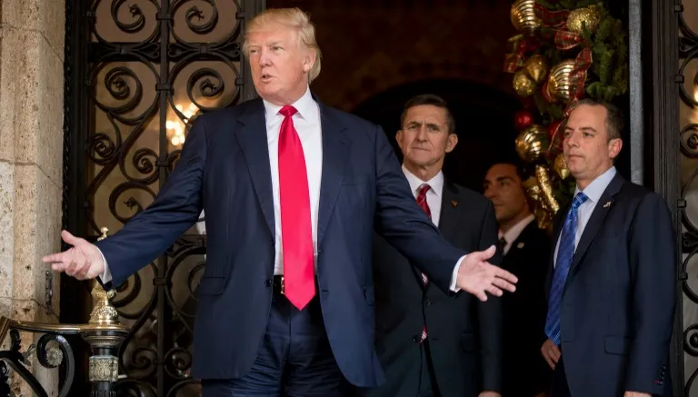 AP Donald Trump le habla a los medios de comunicación en Palm Beach