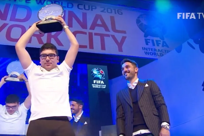 @MOBACHA_ Mohamad Al-Bacha levanta su trofeo de Campéon de FIFA 16