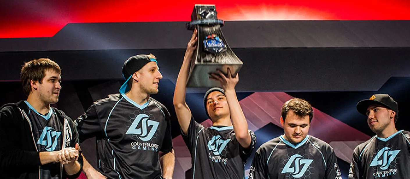 ESPECIAL Los integrantes de Counter Logic Gaming alzan el trofeo de Campeones