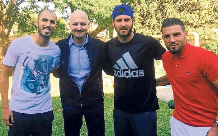 John Milton posa junto a Gignac