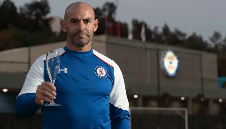 DANIEL GÁMEZ Jémez alza una copa en La Noria