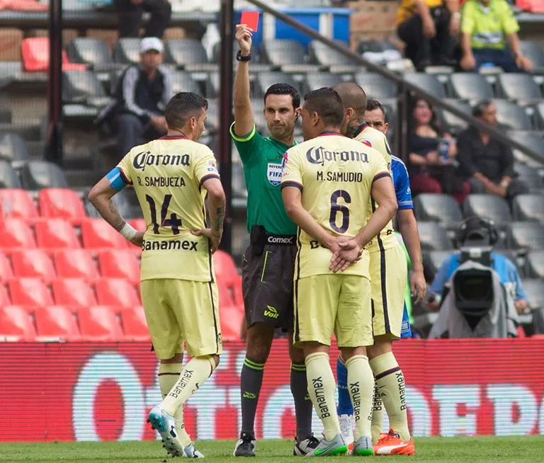 Sambueza, expulsado por César Ramos