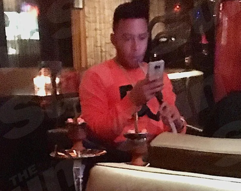 Depay, fumando en un bar de Rotterdam