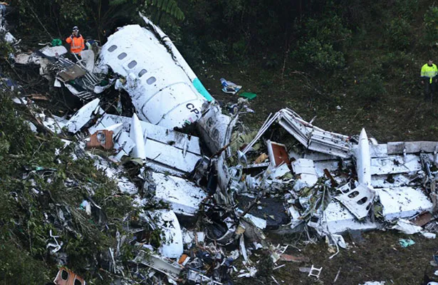 AP El avión del Chapecoense después de estrallarse en Colombia