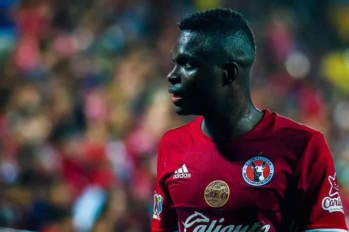 IMAGO7 Avilés Hurtado observa en juego con Xolos