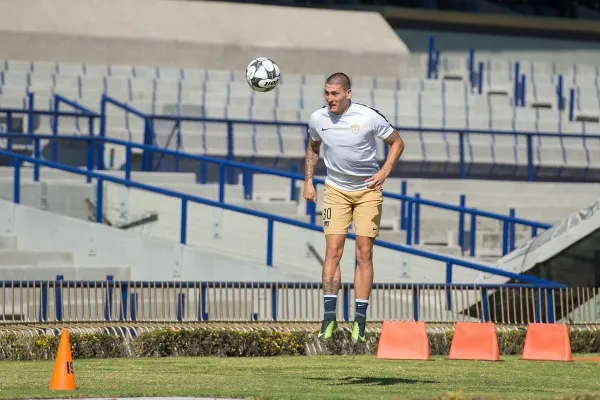 Nicolás Castillo en un entrenamiento con Pumas