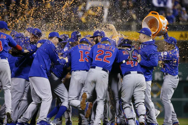 AP Los jugadores de los Cubs celebran el título