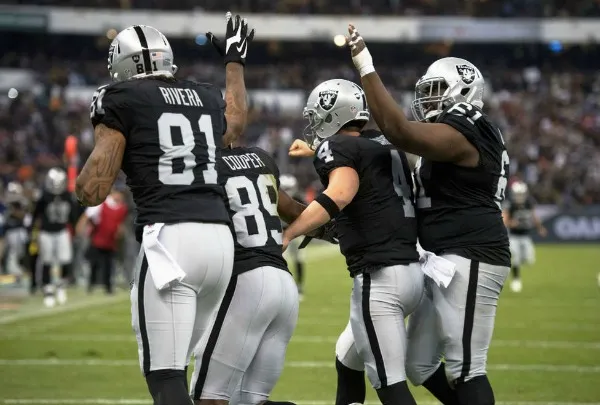 MEXSPORT Los Raiders celebran un TD frente a Texans en la cancha del Estadio Azteca