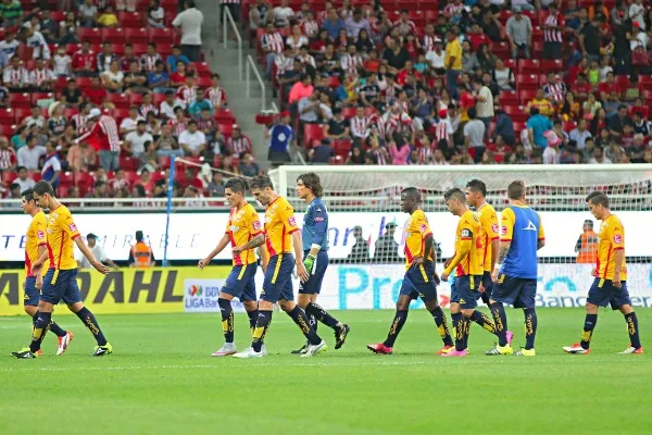 Los futbolistas de Morelia caminan al vestidor tras finalizar un partido