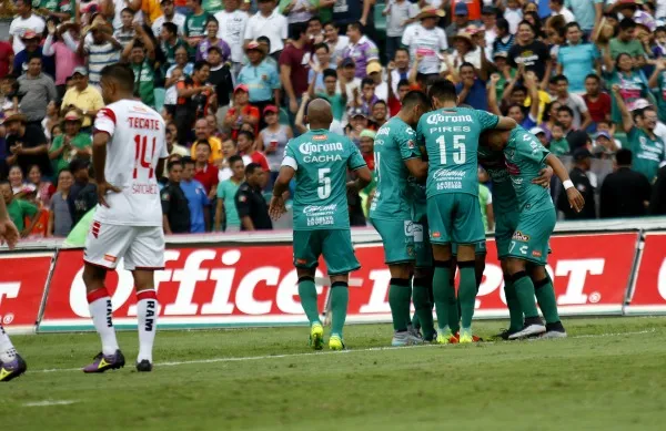 Jugadores de Jaguares de Chiapas se abrazan después de marcar un gol