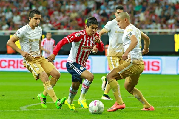 Chofis López se quita a Verón de manera fácil