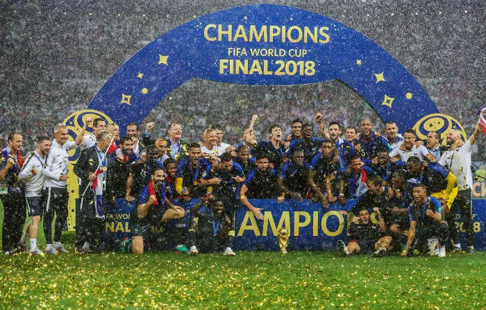 Selección de Francia festeja con la Copa del Mundo en Rusia