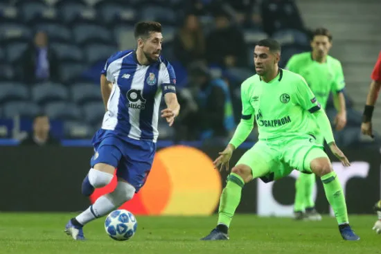 TWITTER @FCPORTO Héctor Herrera controla el balón en un partido