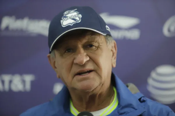 Enrique Meza durante una conferencia de prensa