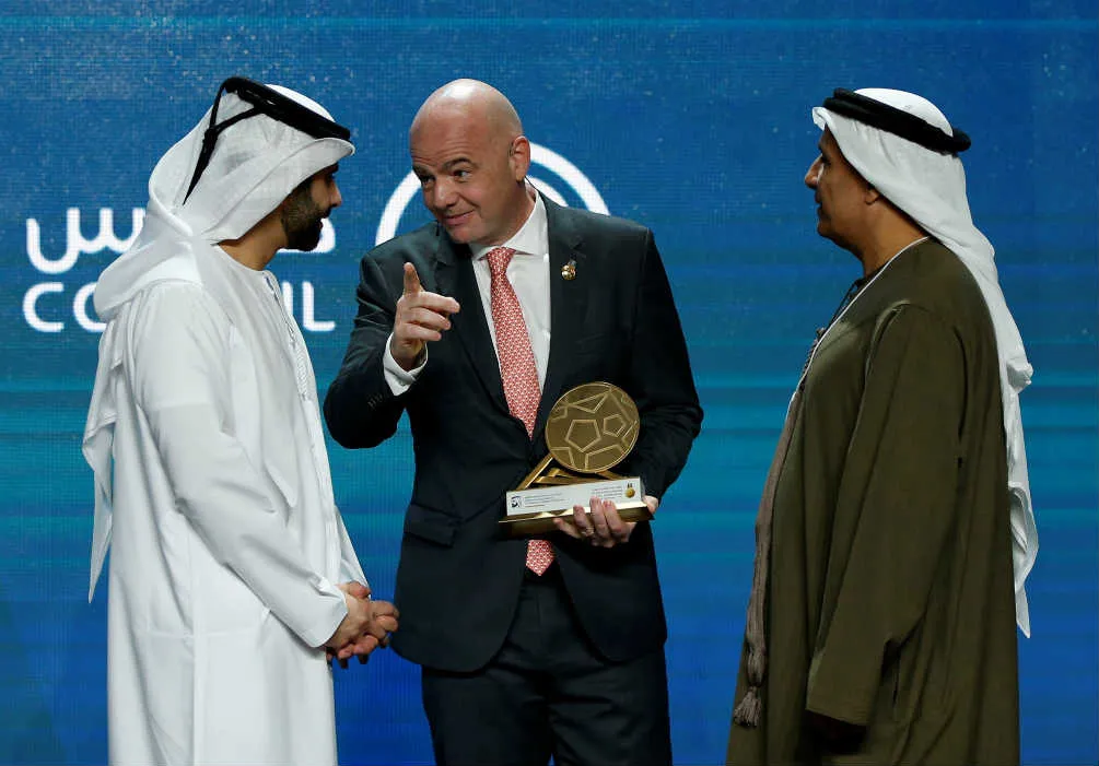 EFE Gianni Infantino recibiendo un premio en Dubai