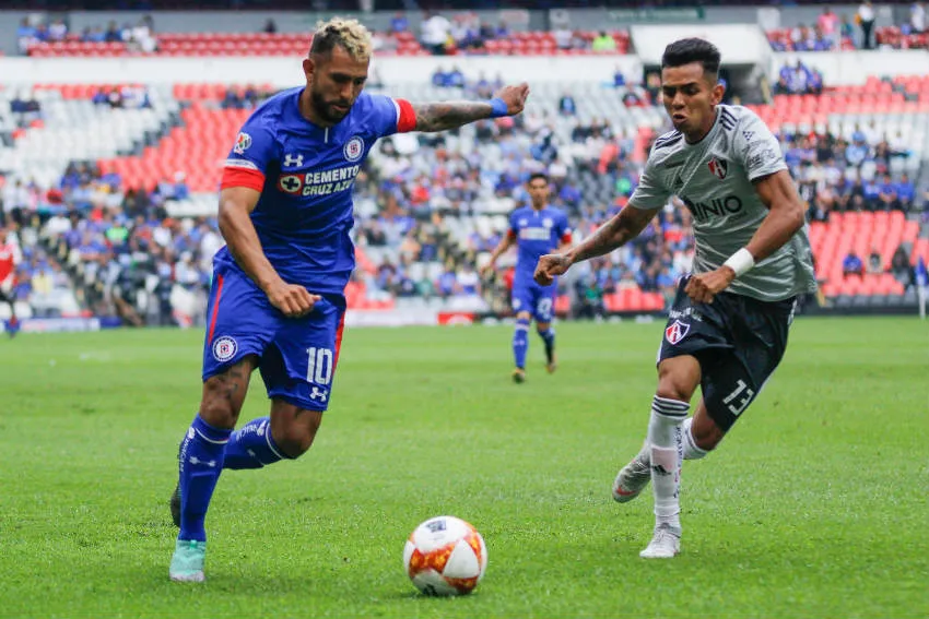 Montoya, intenta sacar centro en partido contra el Atlas