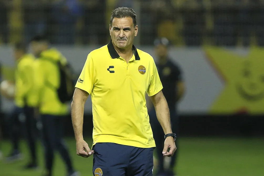 Luis Islas durante un partido de Dorados