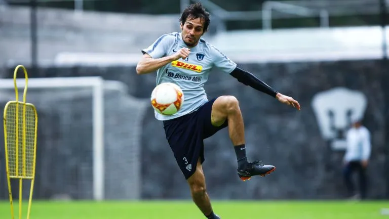 IMAGO7 Arribas, controla el balón durante entrenamiento de Pumas