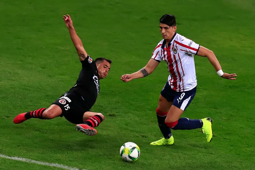 Pulido ingresa al área rival y se prepara para disparar