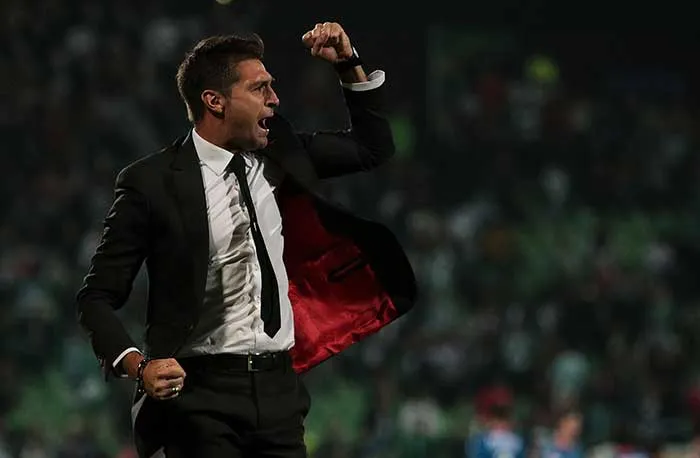 Alonso dirige a sus jugadores