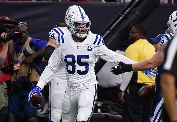 Eric Ebron festeja su TD contra Texans