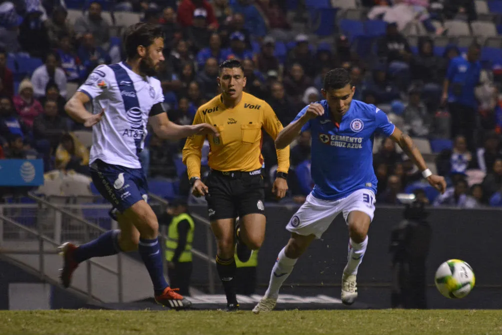 Orbelín lucha por la redonda contra Daniel Guerrero