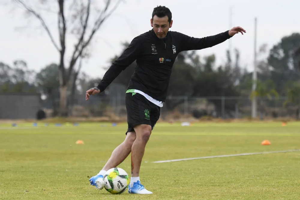 IMAGO7 Rubens controla la redonda en el entrenamiento de los Esmeraldas