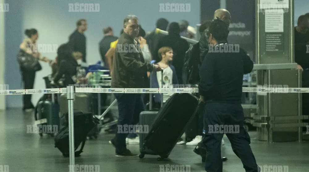 Martino camina en el AICM