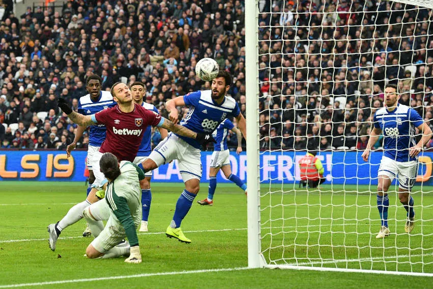 TWITTER @WESTHAMUTD Arnautovic, cabecea en el área
