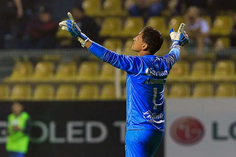 Aarón Fernández, portero de Celaya, celebra el gol