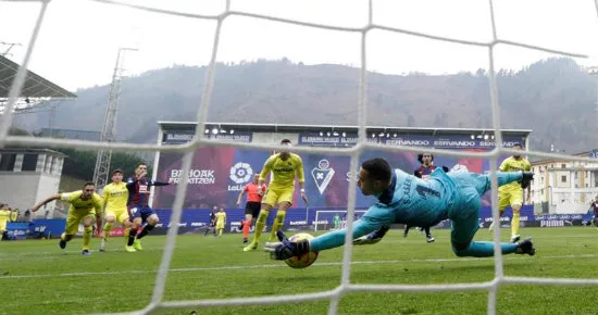 Asenjo evita gol del Eibar