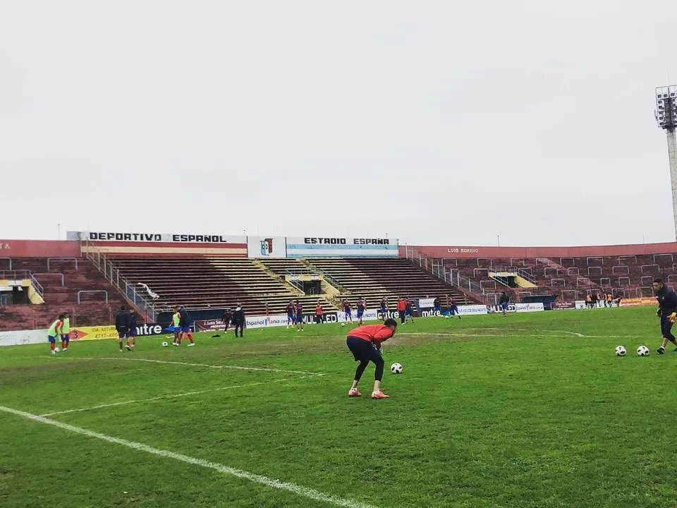 Jugadores entrenan en el Estadio del Club Deportivo Español