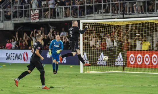TWITTER @DCUNITED Rooney festeja en partido de la MLS