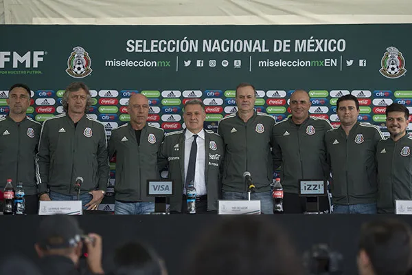 Martino posa con su cuerpo técnico