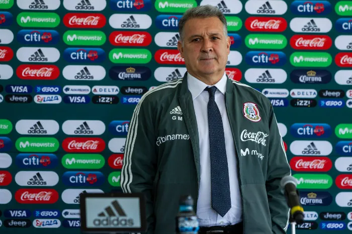MIGUEL PONTÓN Tata Martino posa en su presentación como DT del Tri