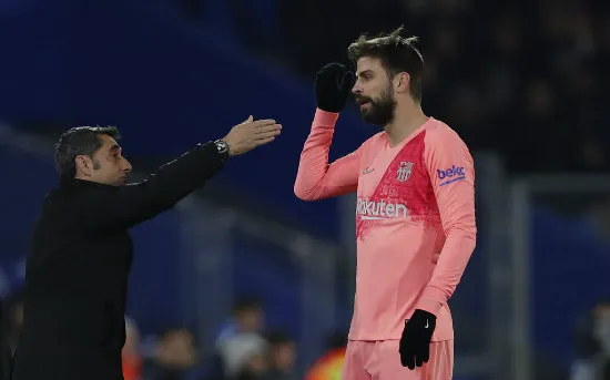 AP Piqué recibe indicaciones de Valverde