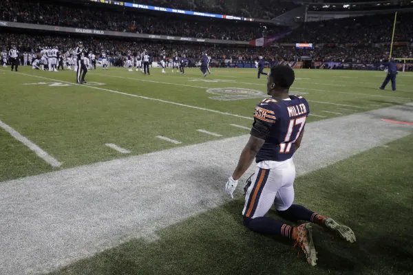 Anthony Miller reacciona al observar el fallo de gol de campo