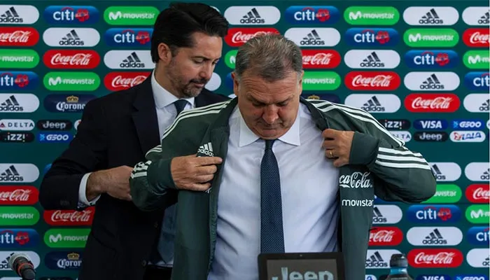 Martino con la chamarra oficial del Tricolor