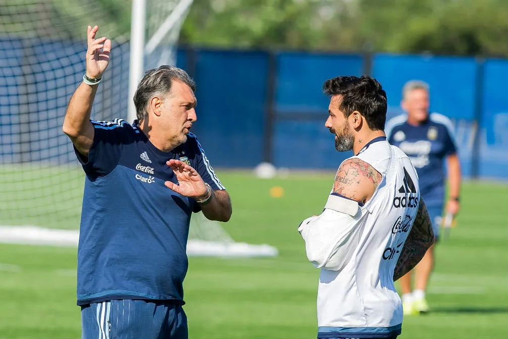 MEXSPORT Tata Martino dando indicaciones a Ezequiel Lavezzi