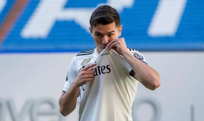 EFE Brahim Díaz besa el escudo del Real Madrid