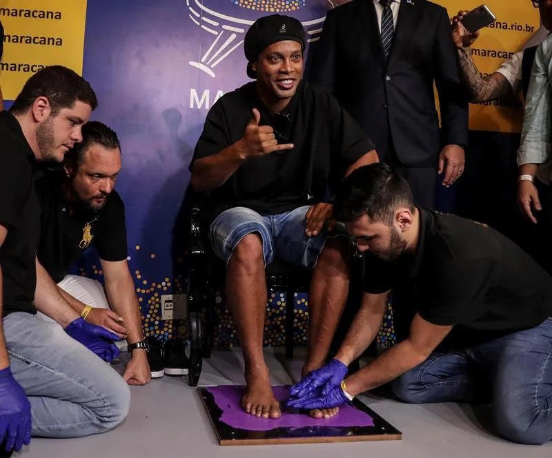 Dinho, mientras plasma sus huellas