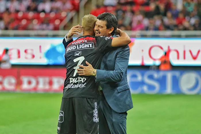 IMAGO7 Cardozo le da un abrazo a Diego González