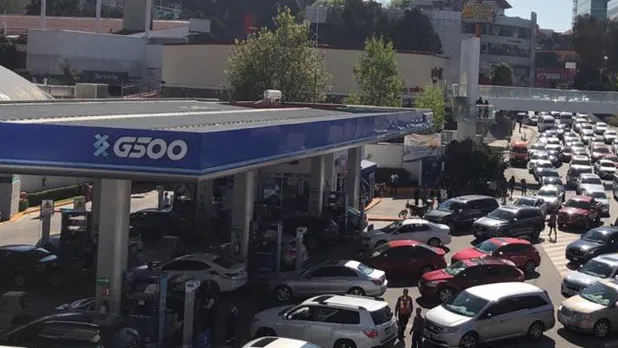 Filas de autos en gasolinera ante desabasto
