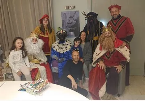 Iniesta y su familia, junto a los Reyes Magos