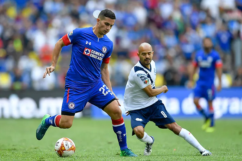 Marcone controla el balón en un juego de Liga MX con Cruz Azul