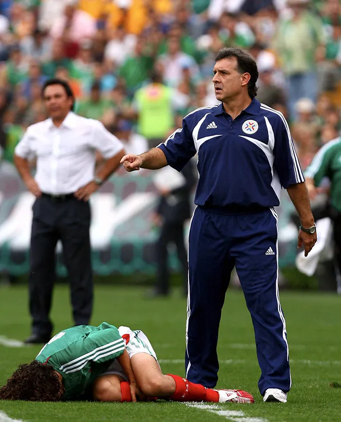 Martino, dirigiendo ante México con Hugo Sánchez en el fondo