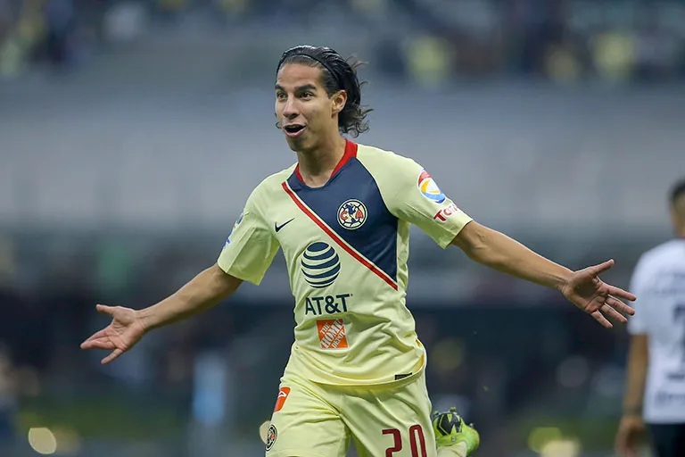 Diego Lainez celebra un gol con el América