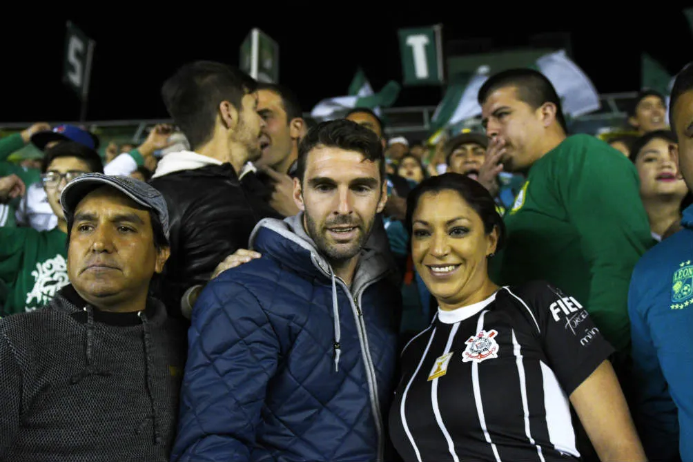 Boselli posa con sus seguidores en las tribunas del Estadio Léon
